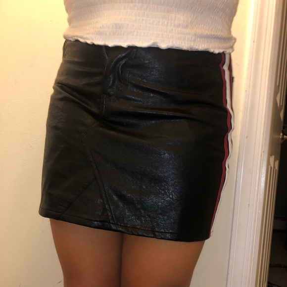 trendy black leather skirt with stripe along sides - Picture 2 of 3